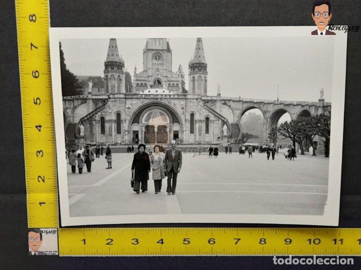 Antique Photography: GENTE EN LA PLAZA DE LA CATEDRAL DE LOURDES - VIRGEN - FOTO ANTIGUA A&Ntilde;OS 60/70 - FRANCIA SANTUARIO