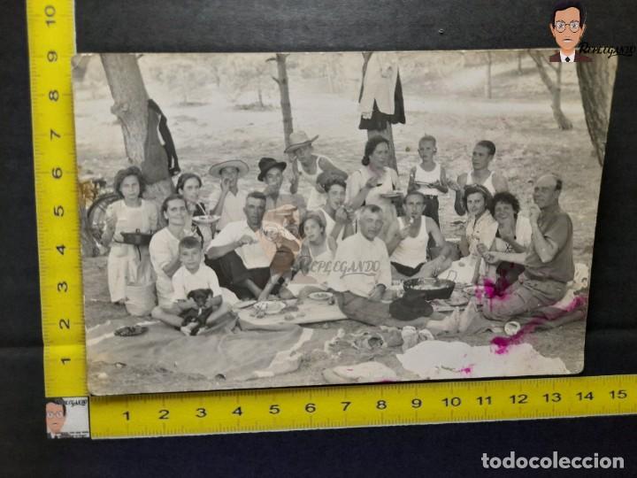 Fotograf&iacute;a antigua: JORNALEROS ALMORZANDO EN D&Iacute;A DE FIESTA / FOTO ANTIGUA - A&Ntilde;OS 50/60 - ESPA&Ntilde;A - MUJERES NI&Ntilde;OS PERRO