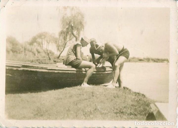 Fotograf&iacute;a antigua: X1645 Jovenes hombres en ba&ntilde;ador reparando el bote - Foto 9x6cm 1940'