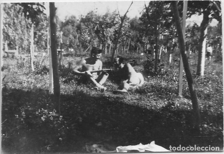 Fotograf&iacute;a antigua: X1649 Hombres en ba&ntilde;ador sentados juntos tocando la guitarra hawaiana por la isla - Foto 10x7cm 1940