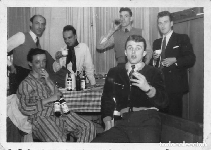 Fotograf&iacute;a antigua: X1650 J&oacute;venes hombres de fiesta juerga fumando y bebiendo alcohol - Foto 10x7cm 1950'