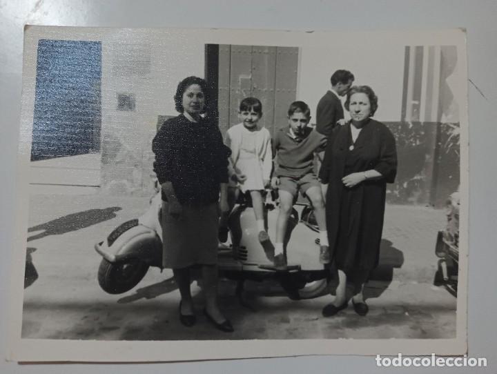 Fotograf&iacute;a antigua: Fotograf&iacute;a antigua - Familiar Vespa - medidas 9x12 cm