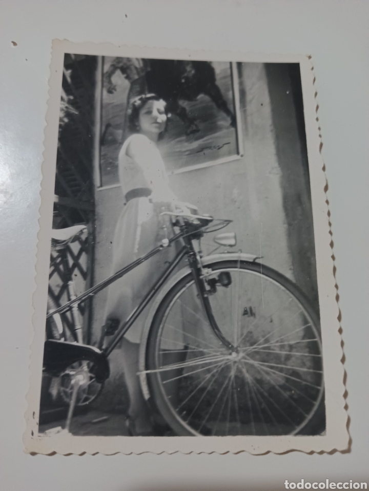 Fotograf&iacute;a antigua: Fotograf&iacute;a antigua - Chica, Bicicleta y Toros - Medidas 8.5x6 cm