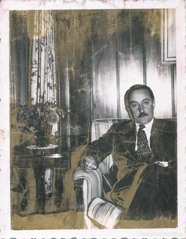 Fotograf&iacute;a antigua: X1657 Hombre sentado en el sof&aacute; / Surrealismo / Foto decolorada 10x8cm 1950'