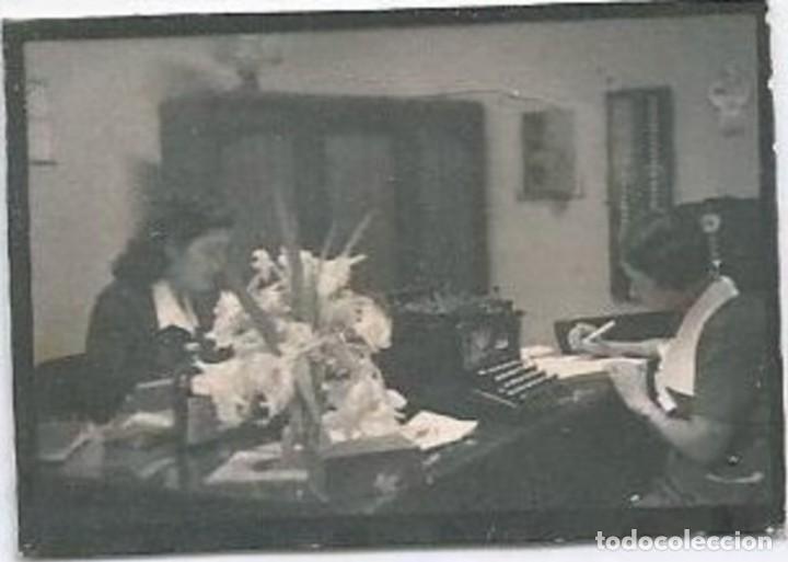 Fotografia antica: X1665 Bonitas se&ntilde;oritas escribiendo con sus m&aacute;quinas de escribir - Muy peque&ntilde;a foto 4x3 1940'