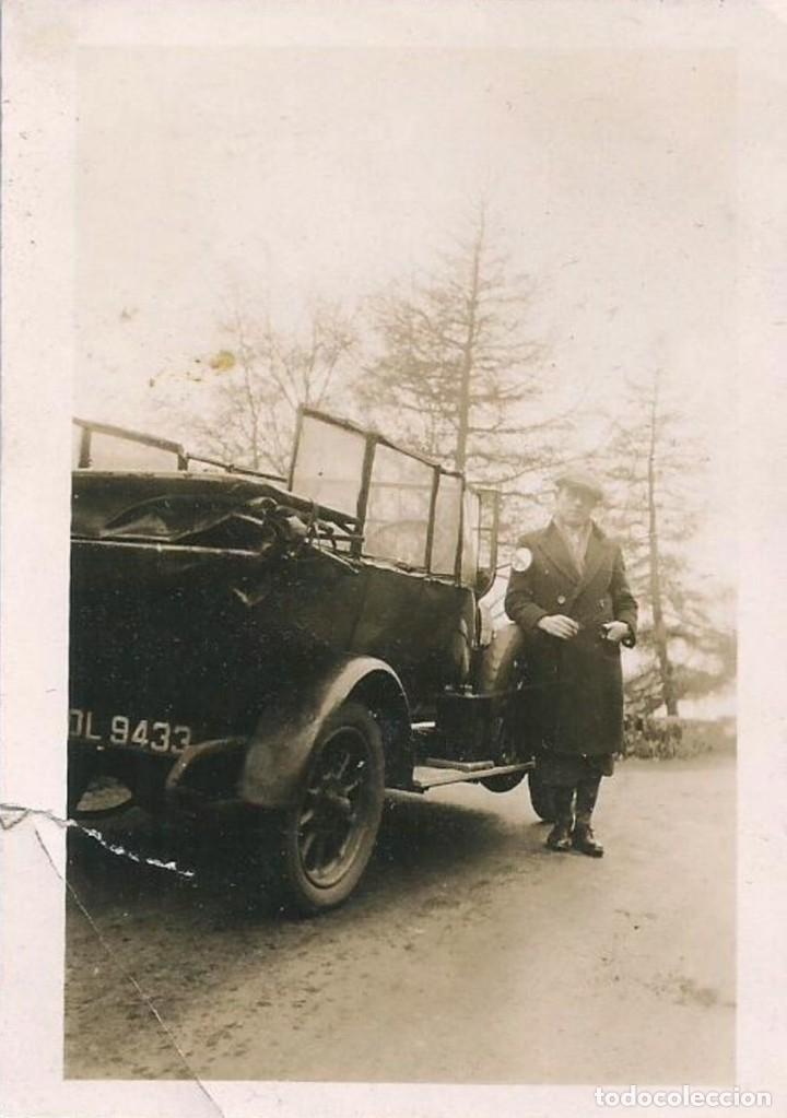 Fotografia antica: X1666 Hombre junto a su viejo coche roadster descapotable de 1920' - Foto 9x6cm 1920'