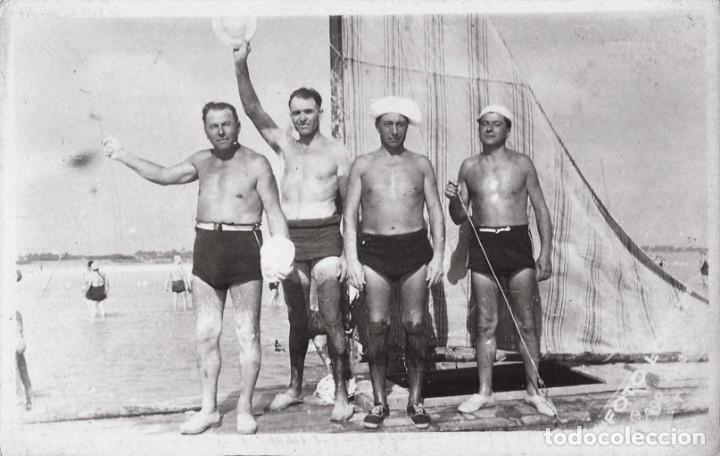 Fotografia antica: X1667 Hombres en ba&ntilde;ador juntos en la playa - Foto Postal 1940'