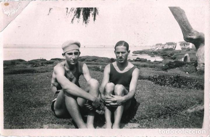 Fotografia antica: X1671 Joven hombre y adolescente en antiguo ba&ntilde;ador sentados en la playa - Foto 12x8cm 1930'