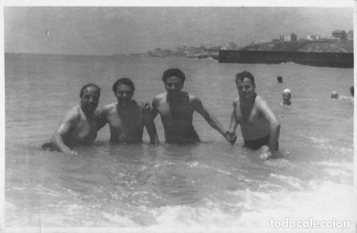 Fotografia antica: X1672 Hombres en ba&ntilde;ador juntos en el mar en la playa - Foto Postal 1950'