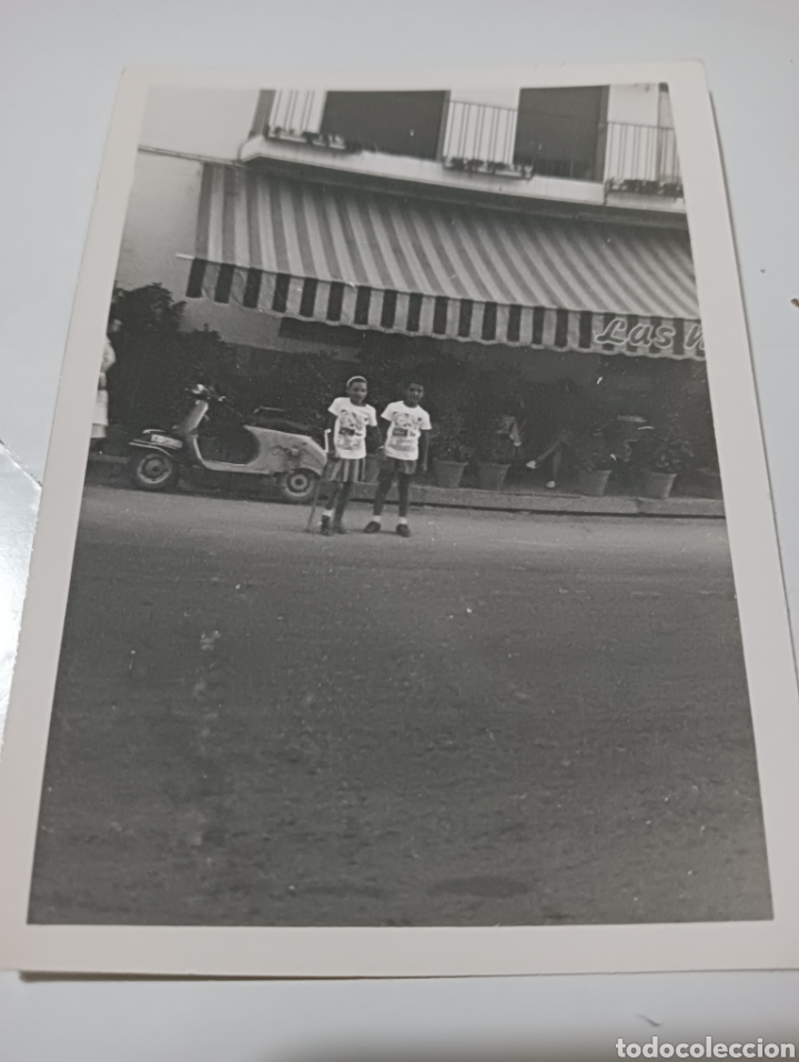Fotograf&iacute;a antigua: Fotograf&iacute;a antigua - Ni&ntilde;os Vespa al fondo - Medidas 10.5x7 cm
