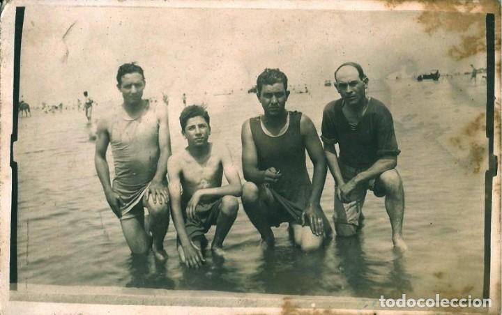 Fotografia antica: X1675 Hombres y j&oacute;venes adolescentes en antiguo ba&ntilde;ador en la playa - Foto Postal 1930'