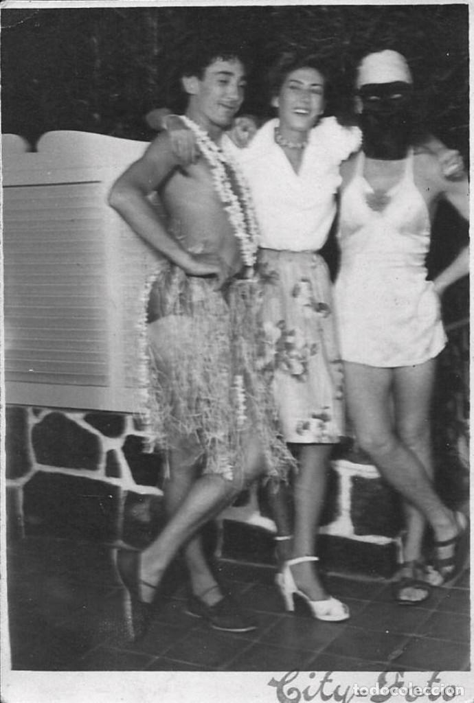 Fotografia antica: X1680 J&oacute;venes hombres disfrazados de mujer / Travest&iacute;s - Foto 11x7cm 1960'