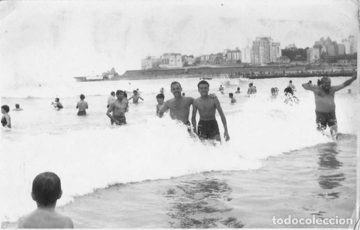 Fotografia antica: X1682 J&oacute;venes hombres en ba&ntilde;ador abrazados en el mar - Foto 13x8cm 1950'