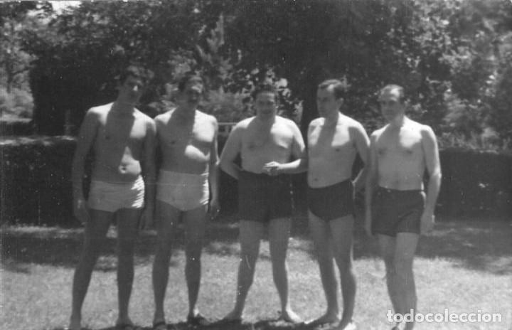 Fotograf&iacute;a antigua: X1699 Hombres en ba&ntilde;ador juntos por el parque - Foto 13x8cm 1960'