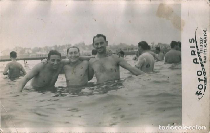 Fotograf&iacute;a antigua: X1700 Hombres en ba&ntilde;ador juntos abrazados en el mar - Foto Postal 1940'