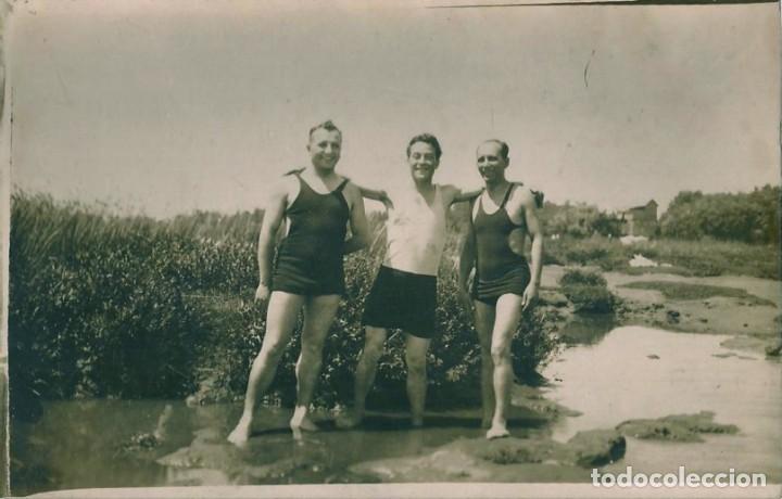 Fotograf&iacute;a antigua: X1703 Hombres en antiguo ba&ntilde;ador abrazados por el r&iacute;o - Foto Postal 1940'