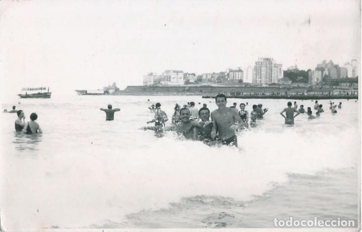 Fotograf&iacute;a antigua: X1710 J&oacute;venes hombres en ba&ntilde;ador juntos por el mar - Foto 14x9cm 1950'