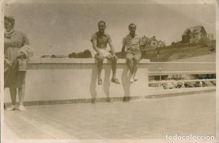 Fotograf&iacute;a antigua: X1711 J&oacute;venes hombres en ba&ntilde;ador sentados juntos en la playa de los ingleses - Foto Postal 1950'