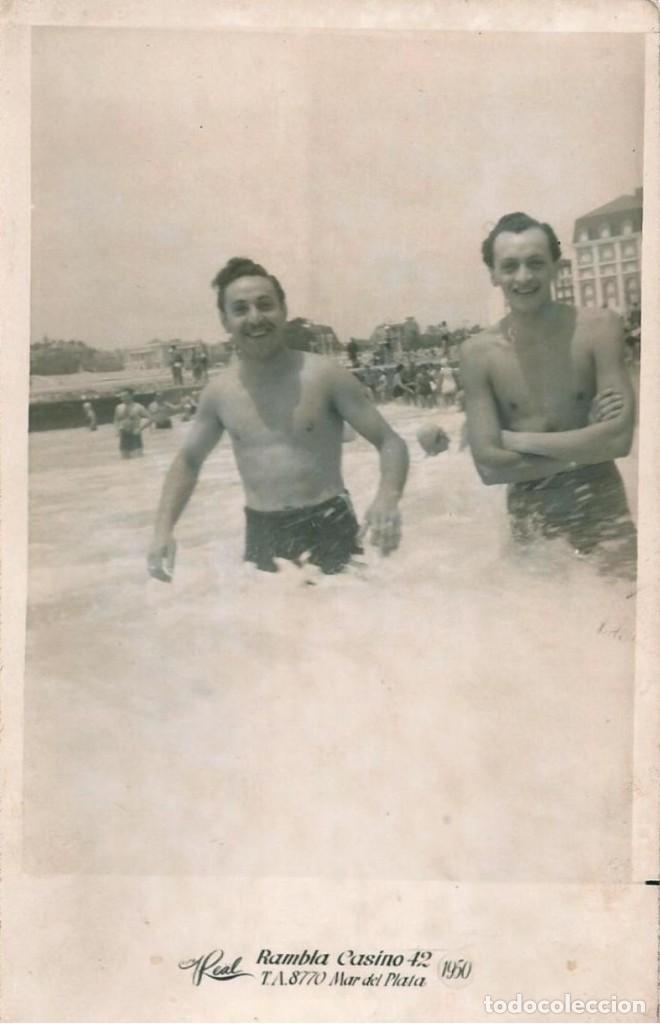 Fotograf&iacute;a antigua: X1712 J&oacute;venes hombres en ba&ntilde;ador juntos en el mar - Foto Postal 1950'