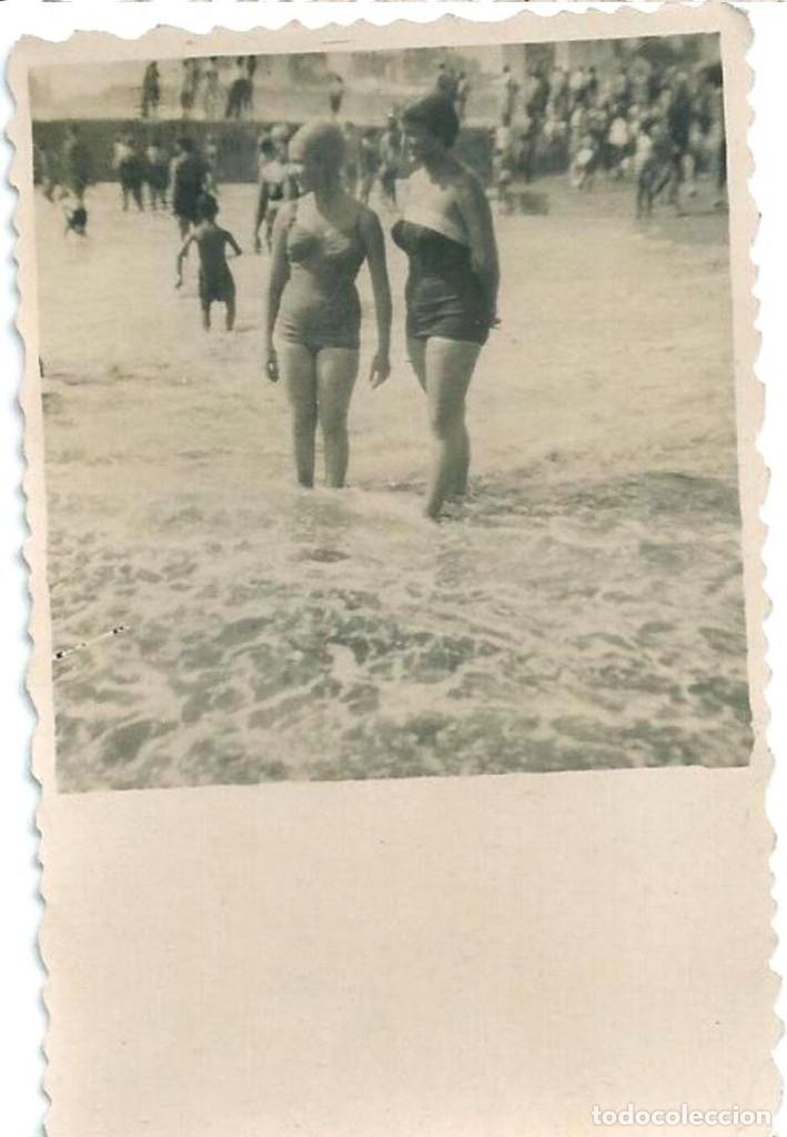 Fotograf&iacute;a antigua: X1718 Bonita se&ntilde;orita y adolescente en ba&ntilde;ador en la playa - Foto 9x6cm 1940'