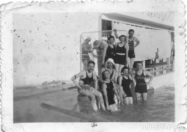 Fotograf&iacute;a antigua: X1719 Bonitas se&ntilde;oritas y hombres en antiguo ba&ntilde;ador en la piscina - Foto 9x6cm 1938