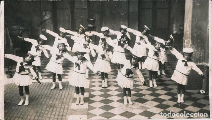 Fotograf&iacute;a antigua: X1720 Bonitas ni&ntilde;as vestidas de marineros bailando imitando el vuelo del avi&oacute;n - Foto 17x9cm 1930'
