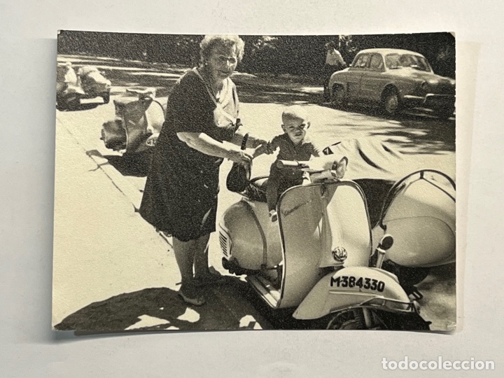 Fotograf&iacute;a antigua: NI&Ntilde;OS, VESPA Y ABUELITA&hellip; Fotograf&iacute;a Abuela inculcando pasi&oacute;n al nieto por las Vespas&hellip; (h.1960?)