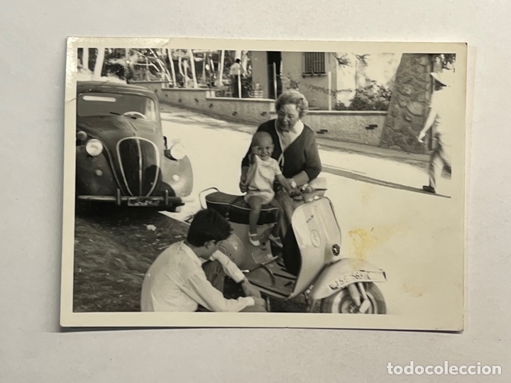 Fotograf&iacute;a antigua: NI&Ntilde;OS, VESPA Y ABUELITA&hellip; Fotograf&iacute;a Abuela inculcando pasi&oacute;n al nieto por las Vespas&hellip; (h.1960?)
