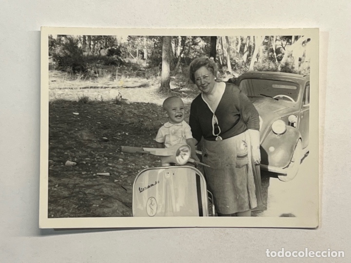 Fotograf&iacute;a antigua: NI&Ntilde;OS, VESPA Y ABUELITA&hellip; Fotograf&iacute;a Abuela inculcando pasi&oacute;n al nieto por las Vespas&hellip; (h.1960?)