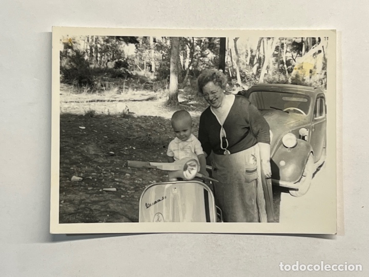 Fotograf&iacute;a antigua: NI&Ntilde;OS, VESPA Y ABUELITA&hellip; Fotograf&iacute;a Abuela inculcando pasi&oacute;n al nieto por las Vespas&hellip; (h.1960?)