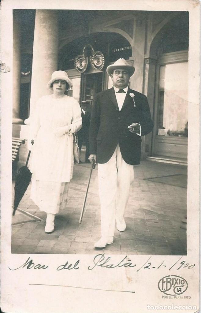 Fotograf&iacute;a antigua: X1724 Elegante pareja caminando por la rambla - Foto Postal 1920'