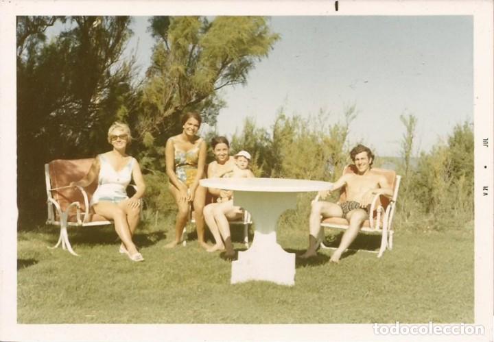 Fotograf&iacute;a antigua: X1731 Joven adolescente en ba&ntilde;ador junto a su familia en el jard&iacute;n - Foto 13x9cm 1971