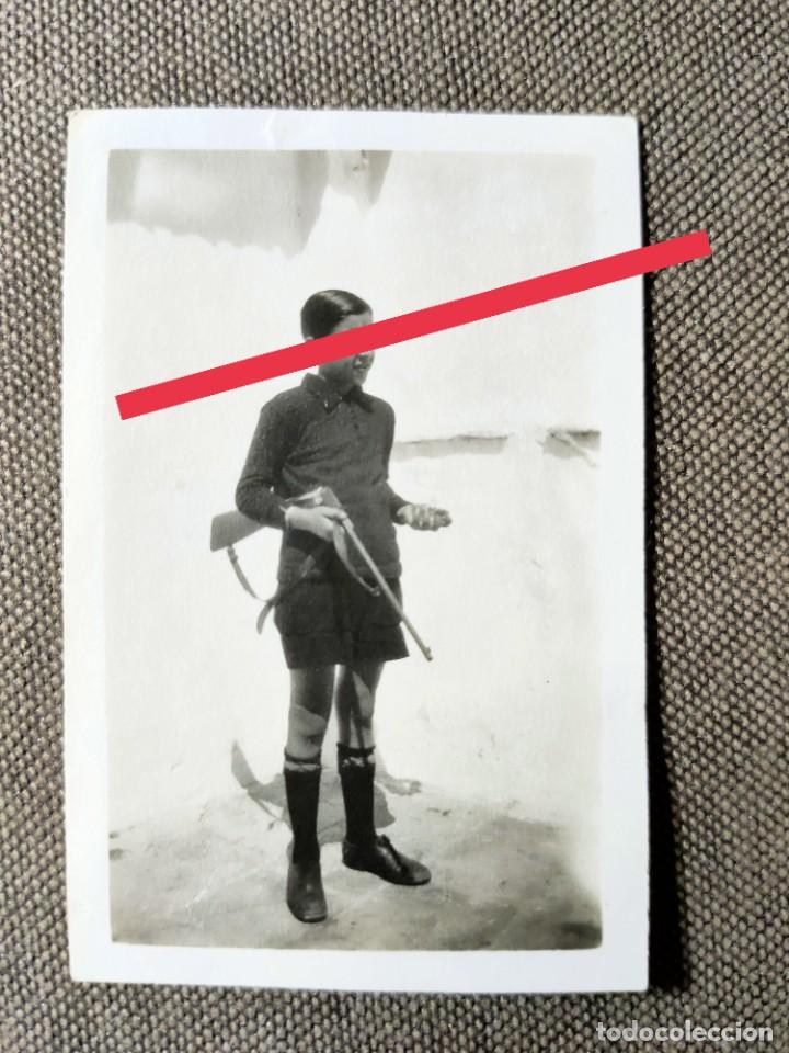 Fotografia antiga: Antigua fotograf&iacute;a. ni&ntilde;o con escopeta. juguete. A&ntilde;os 20/30.