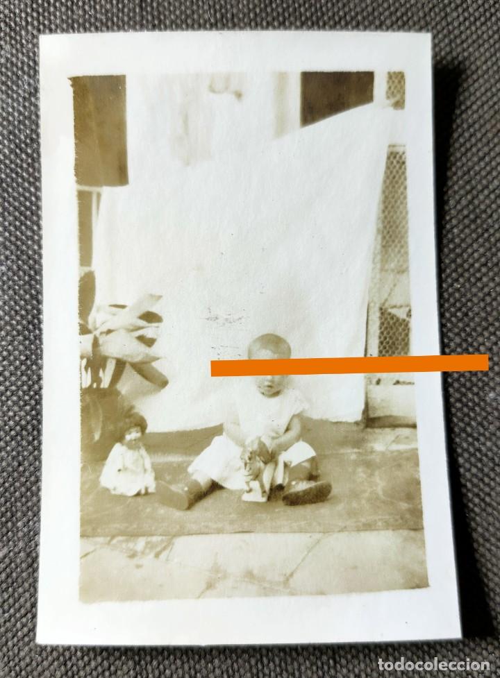 Fotograf&iacute;a antigua: Antigua fotograf&iacute;a. Ni&ntilde;a con mu&ntilde;eca y Caballito juguete. A&ntilde;os 20/30.