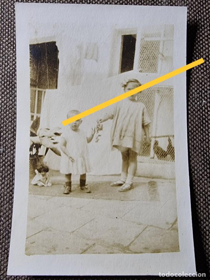 Fotograf&iacute;a antigua: Antigua fotograf&iacute;a. Ni&ntilde;a junto a mu&ntilde;eca . A&ntilde;os 20/30.