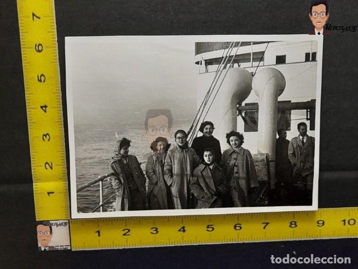 Alte Fotografie: CHICAS J&Oacute;VENES EN LA CUBIERTA DEL BARCO A VAPOR CIUDAD DE PALMA / FOTO ANTIGUA - A&Ntilde;O 1953