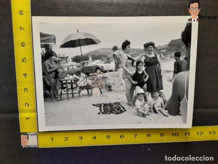 Fotograf&iacute;a antigua: CHIRINGUITO DE PLAYA CON CITROEN 2CV / FOTO ANTIGUA EN BLANCO Y NEGRO - A&Ntilde;OS 60/70 - ESPA&Ntilde;A COCHE