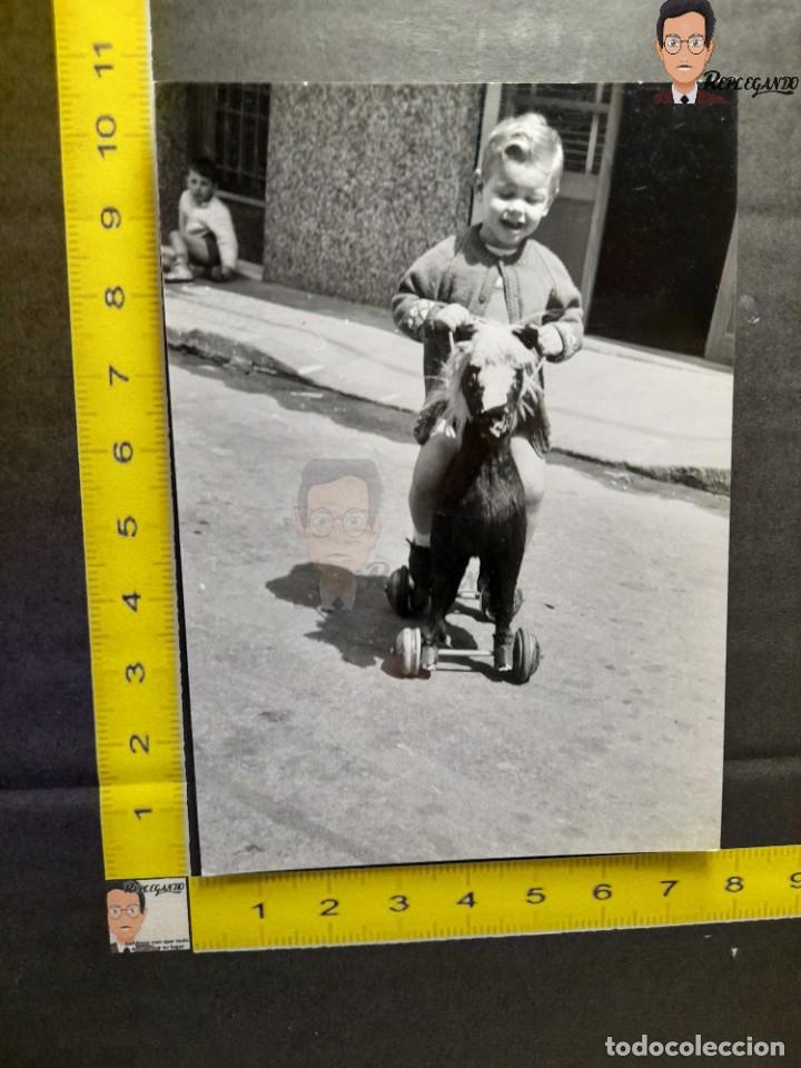 Alte Fotografie: NI&Ntilde;O RUBIO MONTANDO SU CABALLITO DE JUGUETE / FOTO ANTIGUA EN BLANCO Y NEGRO - A&Ntilde;OS 60/70 - ESPA&Ntilde;A