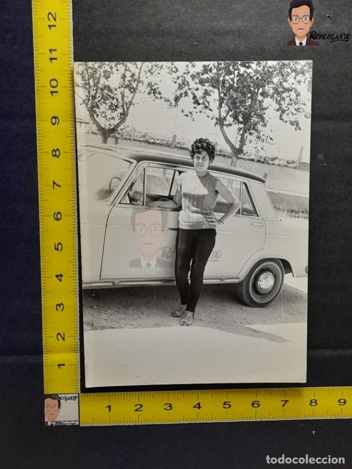 Fotograf&iacute;a antigua: CHICA JOVEN CON SU SEAT 1500 / FOTO ANTIGUA EN BLANCO Y NEGRO - A&Ntilde;OS 60 - ESPA&Ntilde;A COCHE MUJER