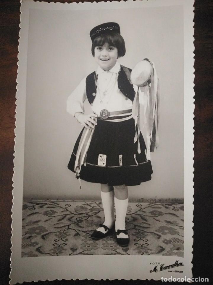 Fotografia antiga: Fotograf&iacute;a tama&ntilde;o postal ni&ntilde;a vestida de traje tradicional. Foto Carvalhos, Cascais, Portugal.