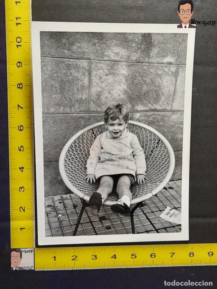Alte Fotografie: NI&Ntilde;O SENTADO EN SILLA DE MIMBRE / FOTO ANTIGUA EN BLANCO Y NEGRO - A&Ntilde;OS 60/70 - NI&Ntilde;O SONRIENDO