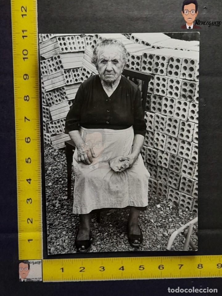 Photographie ancienne: MUJER MAYOR EN SU SILLA RODEADA DE LADRILLOS / FOTO ANTIGUA EN BLANCO Y NEGRO - A&Ntilde;OS 60/70 - ABUELA