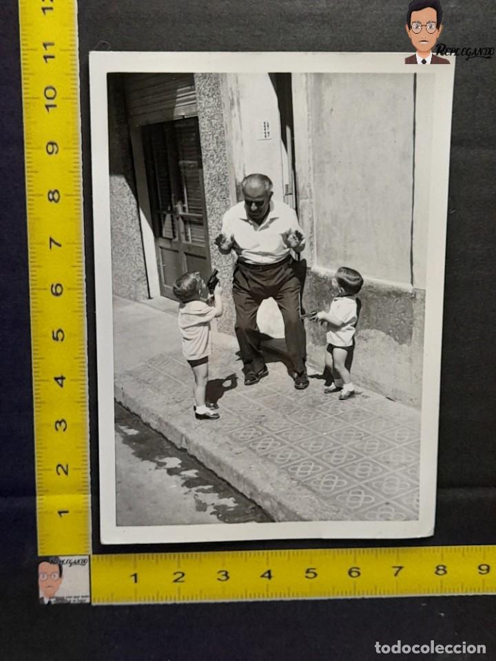 Fotografia antiga: DOS NI&Ntilde;OS JUEGAN A INDIOS Y VAQUEROS CON SU ABUELO / FOTO ANTIGUA CALLE BARCELONA - A&Ntilde;OS 60