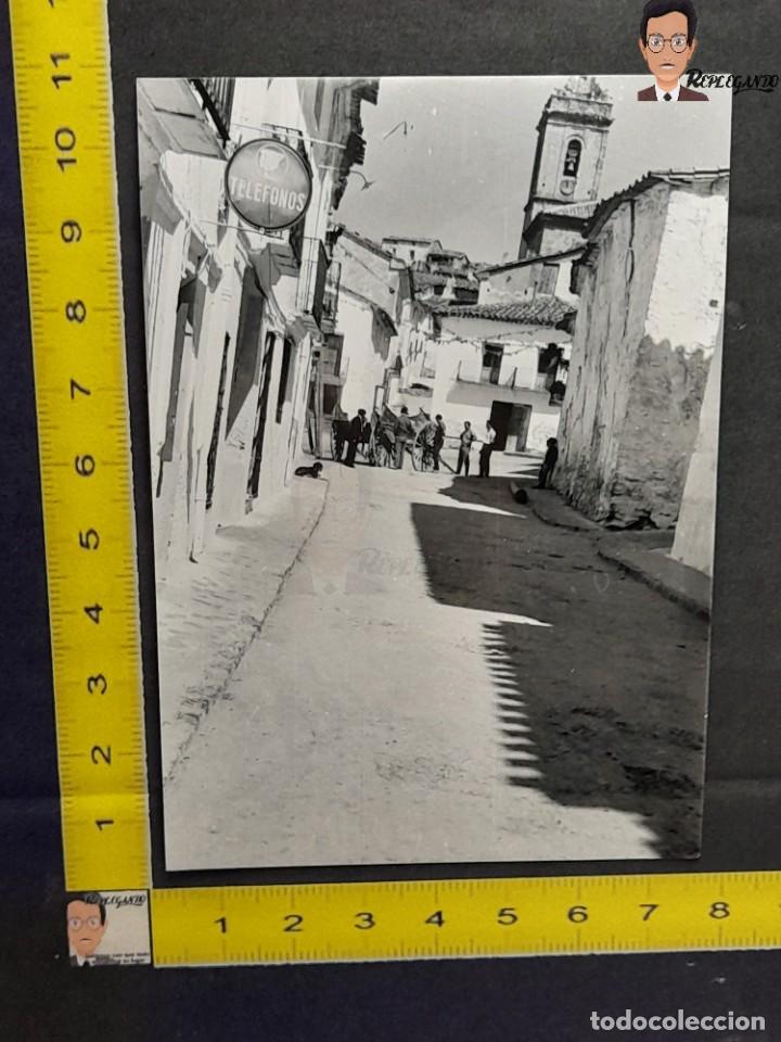 Fotograf&iacute;a antigua: PUEBLO SAN AGUST&Iacute;N PROVINCIA TERUEL- FOTO ANTIGUA A&Ntilde;OS 60/70 - MOZOS CON CARROS / TEL&Eacute;FONOS CARTEL
