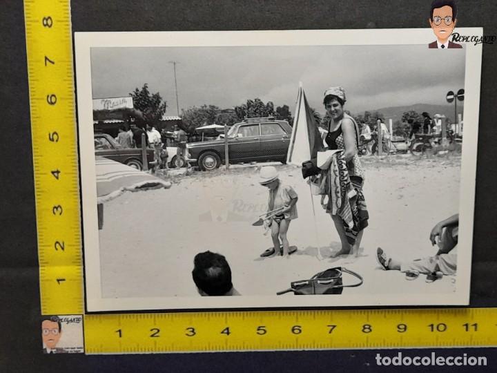 Fotograf&iacute;a antigua: D&Iacute;A DE PLAYA CON SEAT 1500 / FOTO ANTIGUA EN BLANCO Y NEGRO - A&Ntilde;OS 60 / COCHE CL&Aacute;SICO / MUJER NI&Ntilde;O