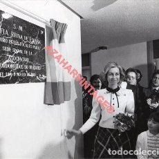 Fotografía antigua: MADRID, 1981, DOÑA SOFIA INAUGURA LA SEDE SOCIAL DE LA ASOCIACION DE SORDOMUDOS, 210X175MM. Lote 320885163