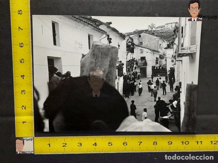 Alte Fotografie: VAQUILLAS EN SAN AGUST&Iacute;N / PUEBLO TERUEL / FOTO ANTIGUA BLANCO Y NEGRO - A&Ntilde;OS 60/70 - FIESTAS ARAG&Oacute;N