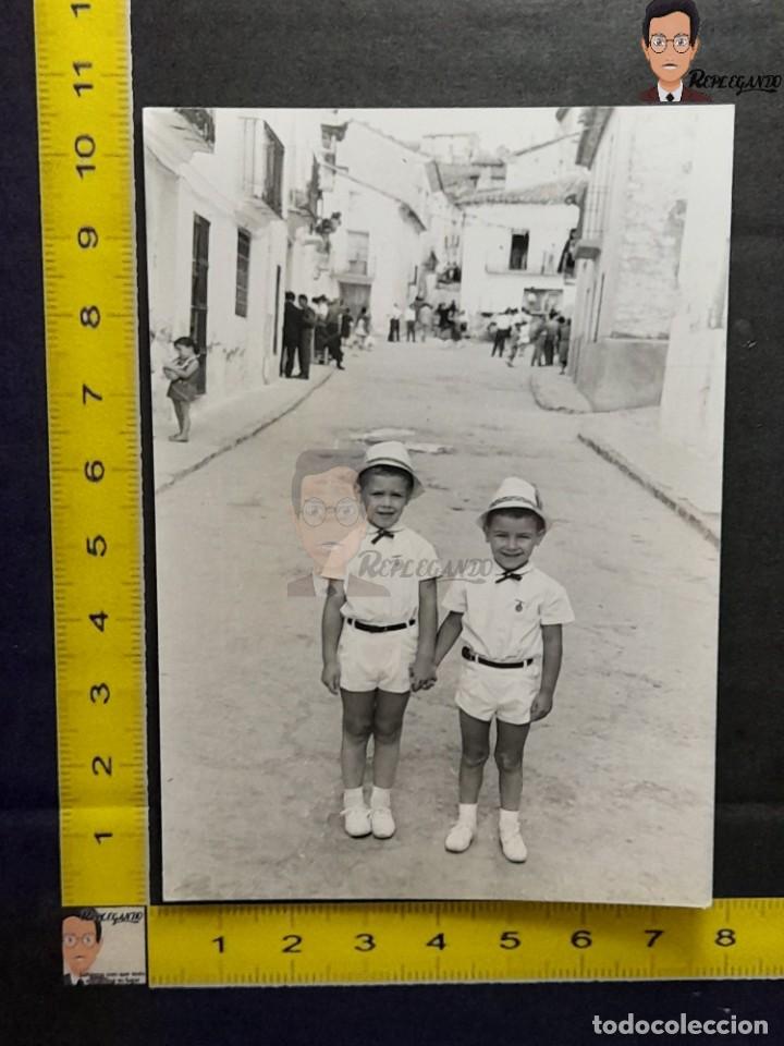 Fotograf&iacute;a antigua: NI&Ntilde;OS MUDADOS CON SOMBRERO EN LAS FIESTAS DE SAN AGUST&Iacute;N / PUEBLO TERUEL / FOTO ANTIGUA A&Ntilde;OS 60/70