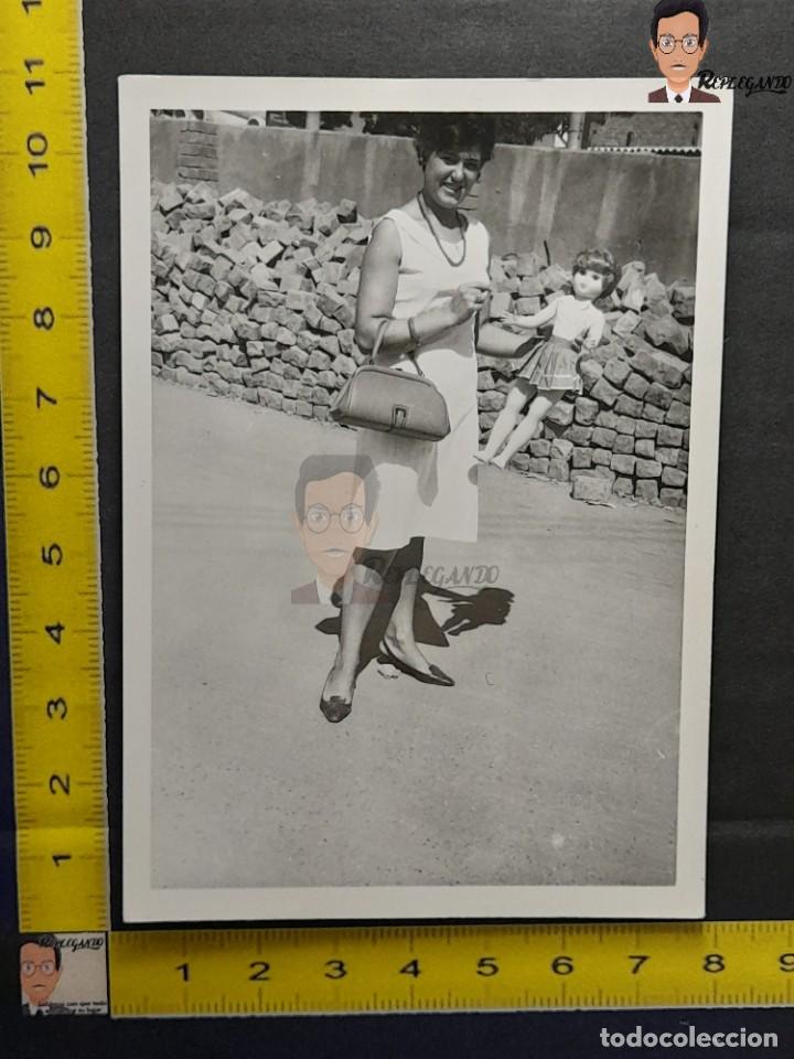 Antique Photography: CHICA JOVEN CON MU&Ntilde;ECA / FOTO ANTIGUA EN BLANCO Y NEGRO - A&Ntilde;OS 60/70 - ESPA&Ntilde;A - MUJER JUGUETE