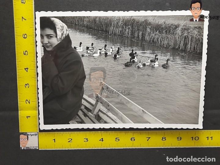 Fotograf&iacute;a antigua: CHICA CON PA&Ntilde;UELO SENTADA JUNTO A ESTANQUE CON PATOS / FOTO ANTIGUA EN BLANCO Y NEGRO - A&Ntilde;OS 50/60
